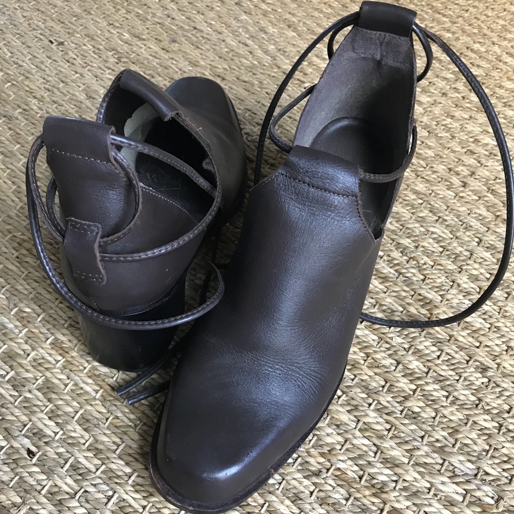Vintage brown leather lace around booties! So 8.5